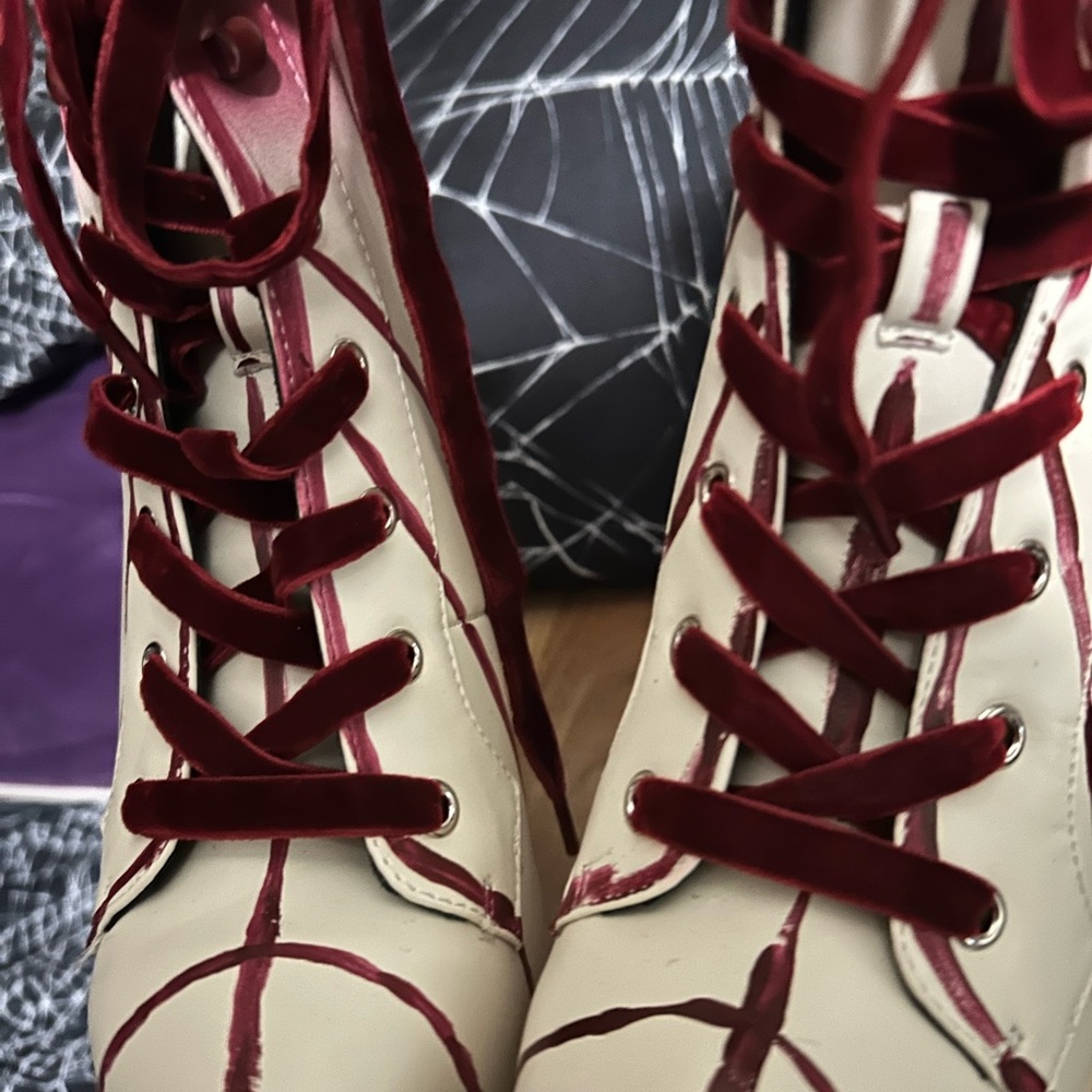 Tricks N’ Treatz scream queen bloody boots - Picture 2 of 6
